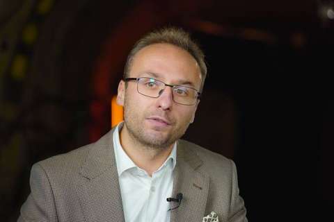 Mateusz Szkuta na planie w kopalni – case study Kompensata